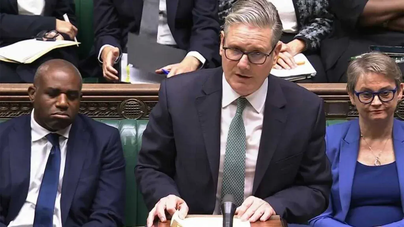 كير ستارمر يتحدث في البرلمان البريطاني، مع التركيز على تصريحاته حول "تدويل الانتفاضة" وتأثيرها على الجاليات اليهودية.