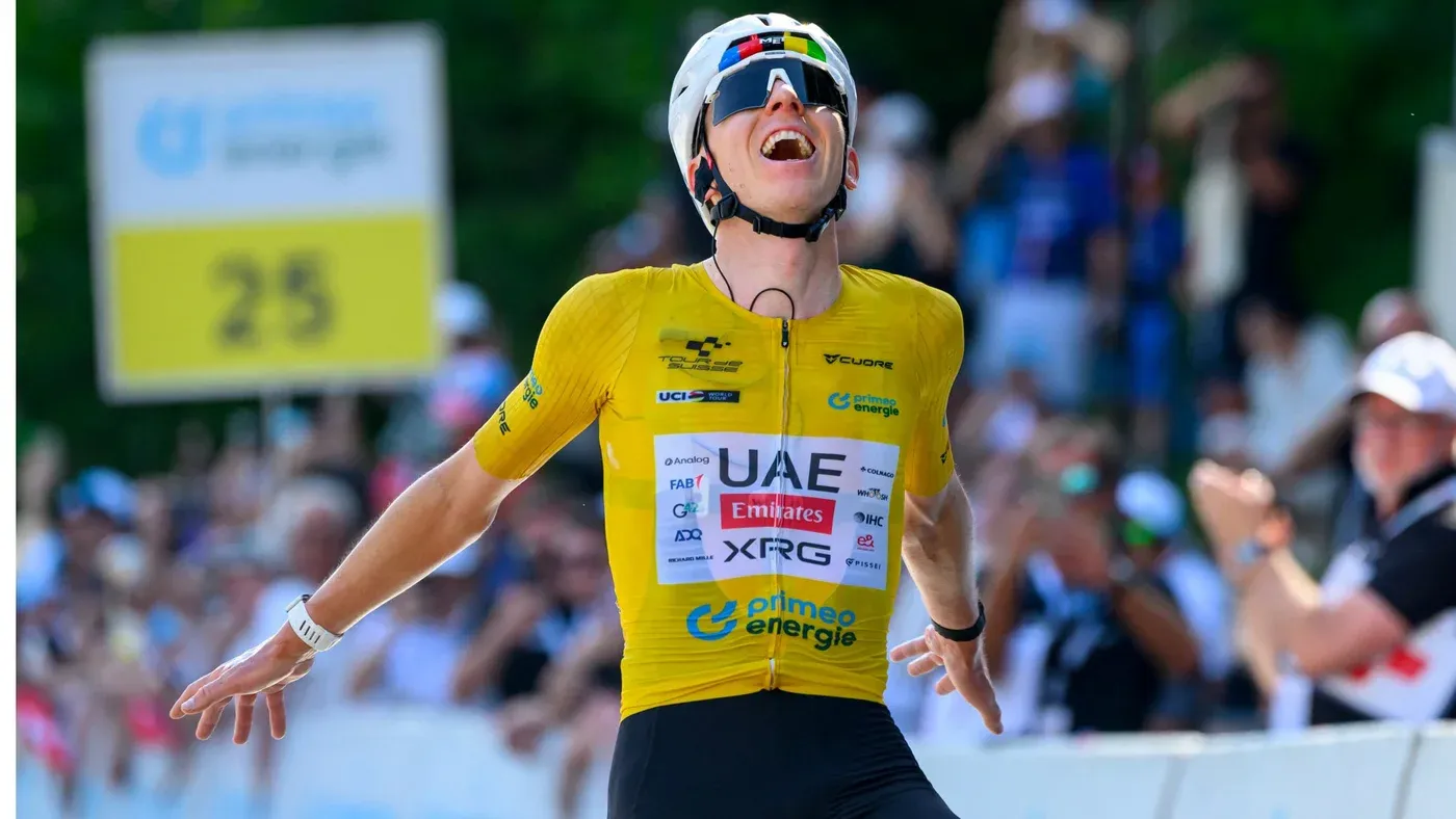 تادي بوغاتشار يرتدي زي فريق الإمارات للدراجات ويحتفل بفوزه في سباق Tour de France، أبرز المتسابقين في السباق العالمي.
