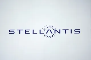 شعار شركة ستيلانتس، يعكس جهود الشركة في تعزيز الربحية ومواجهة التحديات الاقتصادية في صناعة السيارات.