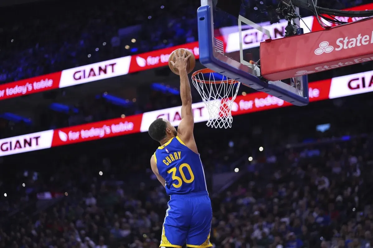 ستيف كاري يسجل رمية دانك بمفرده في مباراة ضد فريق 76ers، مسجلاً نقطة مهمة في الربع الرابع.