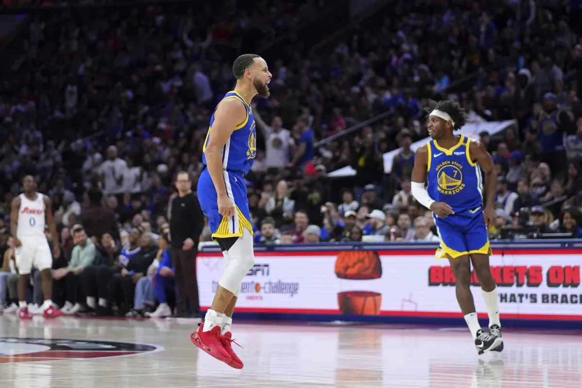 ستيف كاري يحتفل بعد تسجيله رمية دانك خلال مباراة جولدن ستيت ووريورز ضد 76ers، حيث سجل 29 نقطة و13 تمريرة حاسمة.
