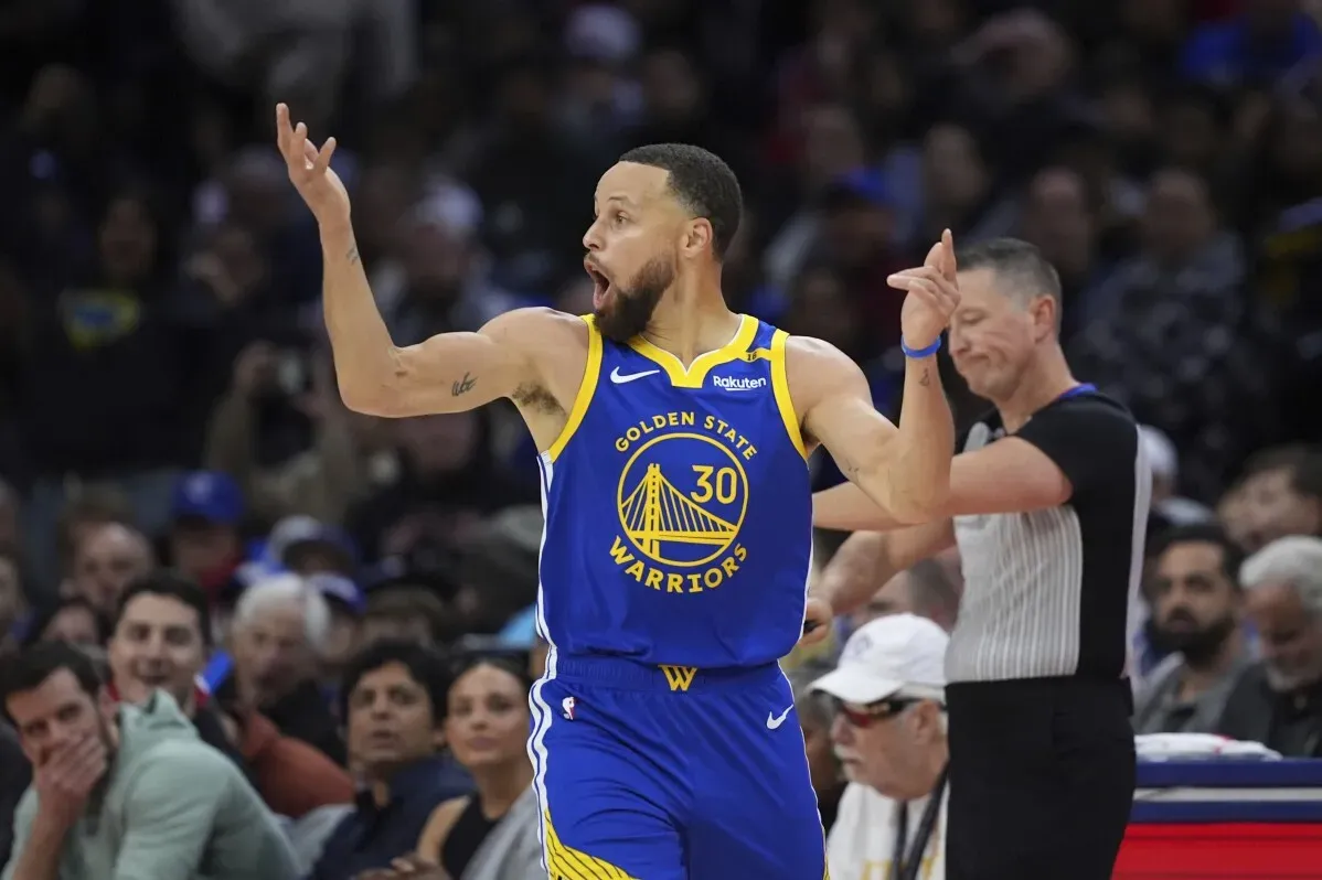 ستيف كاري يحتفل بعد تسديدة دانك فردية خلال مباراة فريقه جولدن ستيت ووريورز ضد 76ers، حيث سجل 29 نقطة.