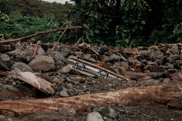 حطام وأشجار مقلوعة وسط صخور وطين في جزيرة Big Island بعد إعصار Lala، مع استمرار انقطاع الكهرباء وأضرار البنية التحتية.