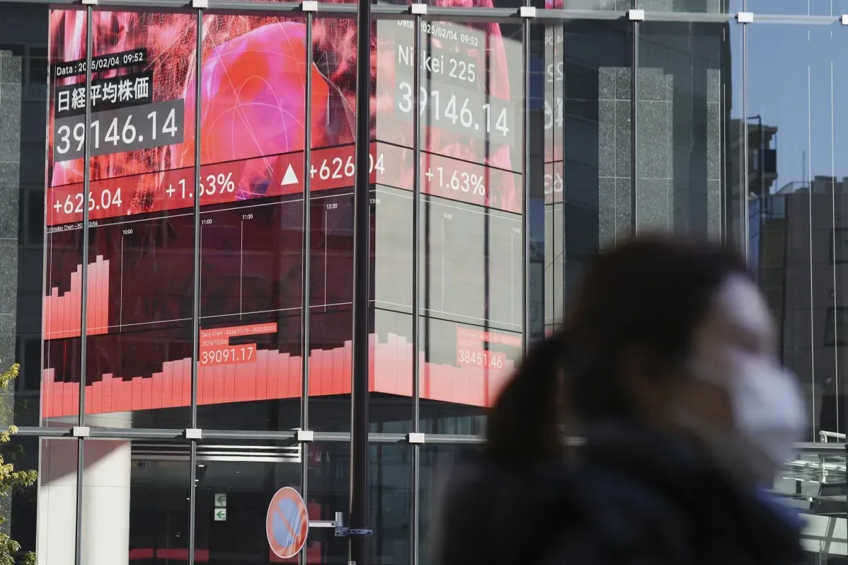 مؤشر نيكاي 225 يظهر ارتفاعًا بنسبة 1.63% في شاشة عرض بأسواق الأسهم اليابانية، بينما تمر شخصيات في الخلفية.