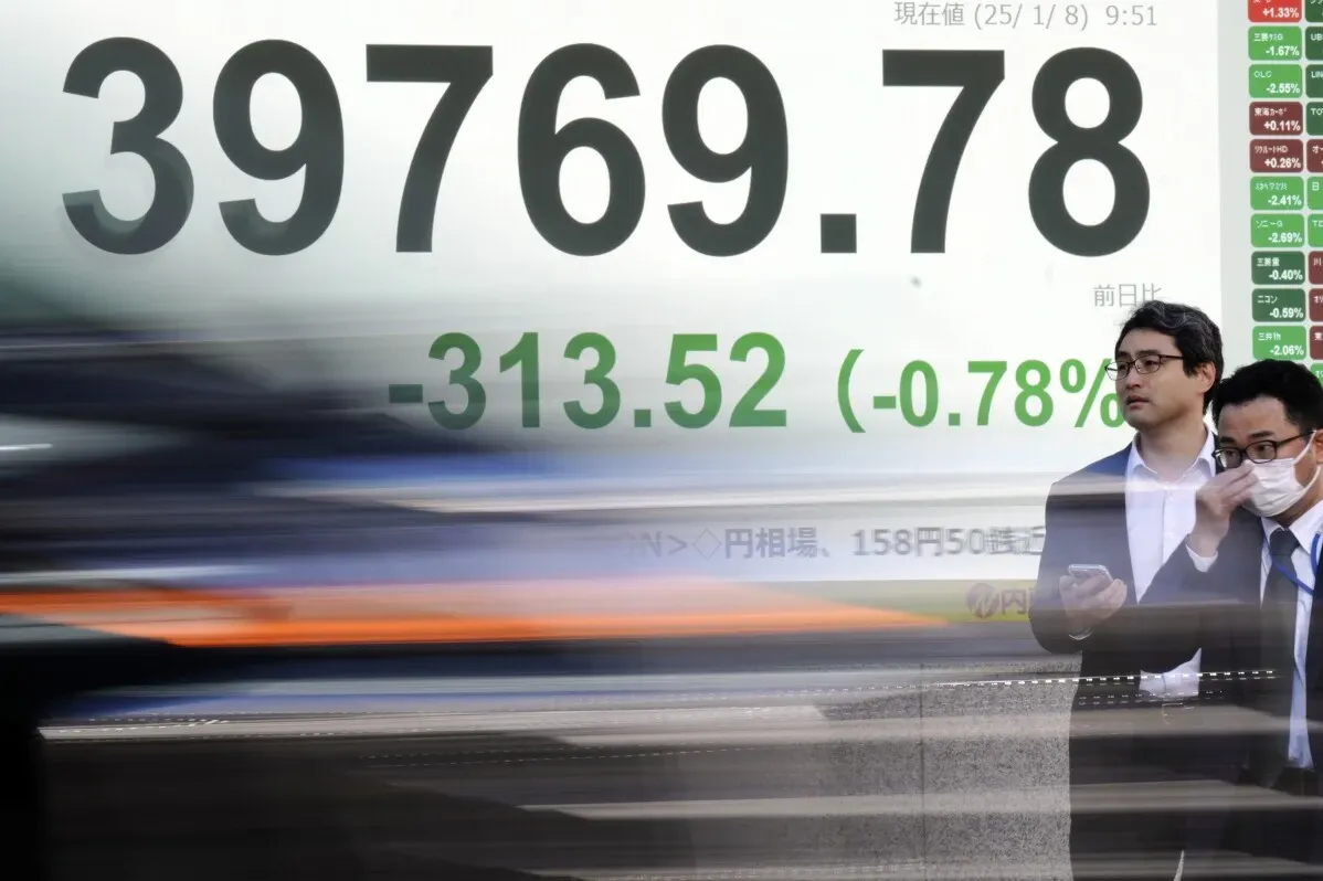 مؤشر نيكاي 225 الياباني يظهر عند 39,769.78، مع تراجع قدره 313.52 (-0.78%)، بينما يقف رجلان يرتديان بدلات في المقدمة.