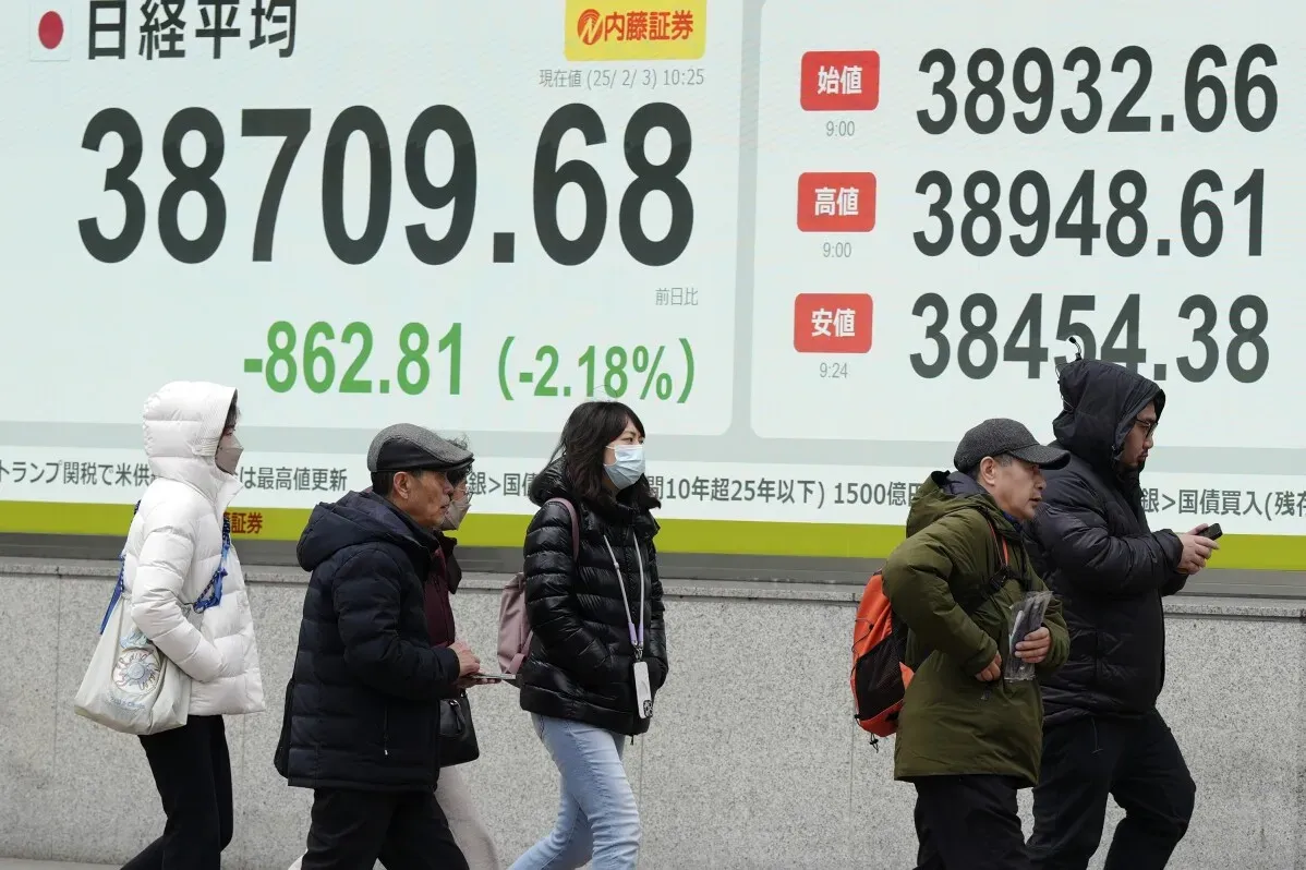 انخفاض مؤشر نيكاي 225 الياباني بنسبة 2.18% مع مشاة في الخلفية، يعكس القلق من الرسوم الجمركية الأمريكية وتأثيرها على الأسواق الآسيوية.