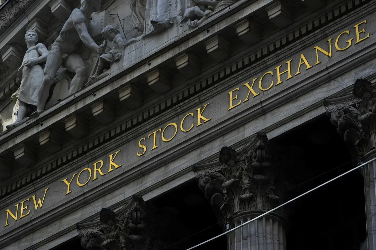 واجهة بورصة نيويورك مزينة بنقوش معمارية، مع كتابة "NEW YORK STOCK EXCHANGE" باللون الذهبي، تعكس أهمية الأسواق المالية.
