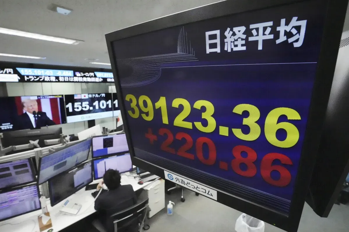 ارتفاع مؤشر نيكاي 225 في طوكيو إلى 39,123.36، مع شاشة تعرض نتائج حفل تنصيب ترامب وتأثيراته على الأسواق العالمية.