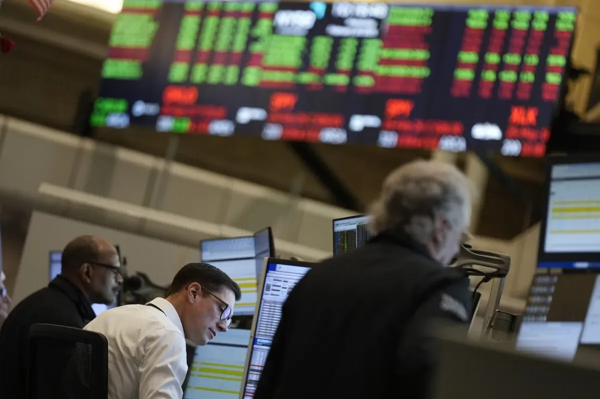 تجار في سوق الأسهم يتابعون شاشات التداول، مع ظهور أرقام ملونة تعكس تباين أداء الأسهم العالمية.