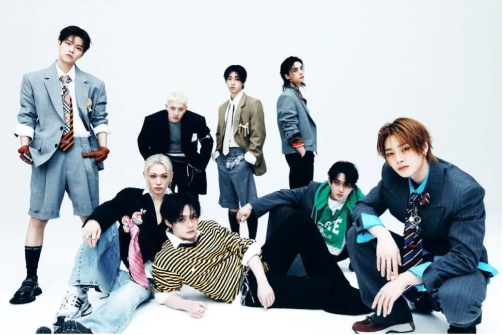 فرقة Stray Kids الكورية الثمانية بأزياء عصرية، تعلن غيابها عن جوائز غرامي 2027 رغم دعوتها للتصويت، وسط جدل فئة البوب الآسيوي الجديدة.