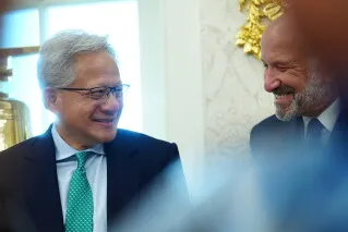اثنان من المدراء التنفيذيين يناقشان نتائج Nvidia المالية القوية ونمو إيرادات مراكز بيانات الذكاء الاصطناعي.