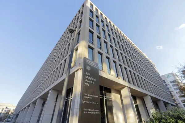 مبنى وزارة التعليم الأمريكية في واشنطن، حيث ستبدأ الوزارة في تحصيل قروض الطلاب المتعثرين عن السداد اعتبارًا من مايو.