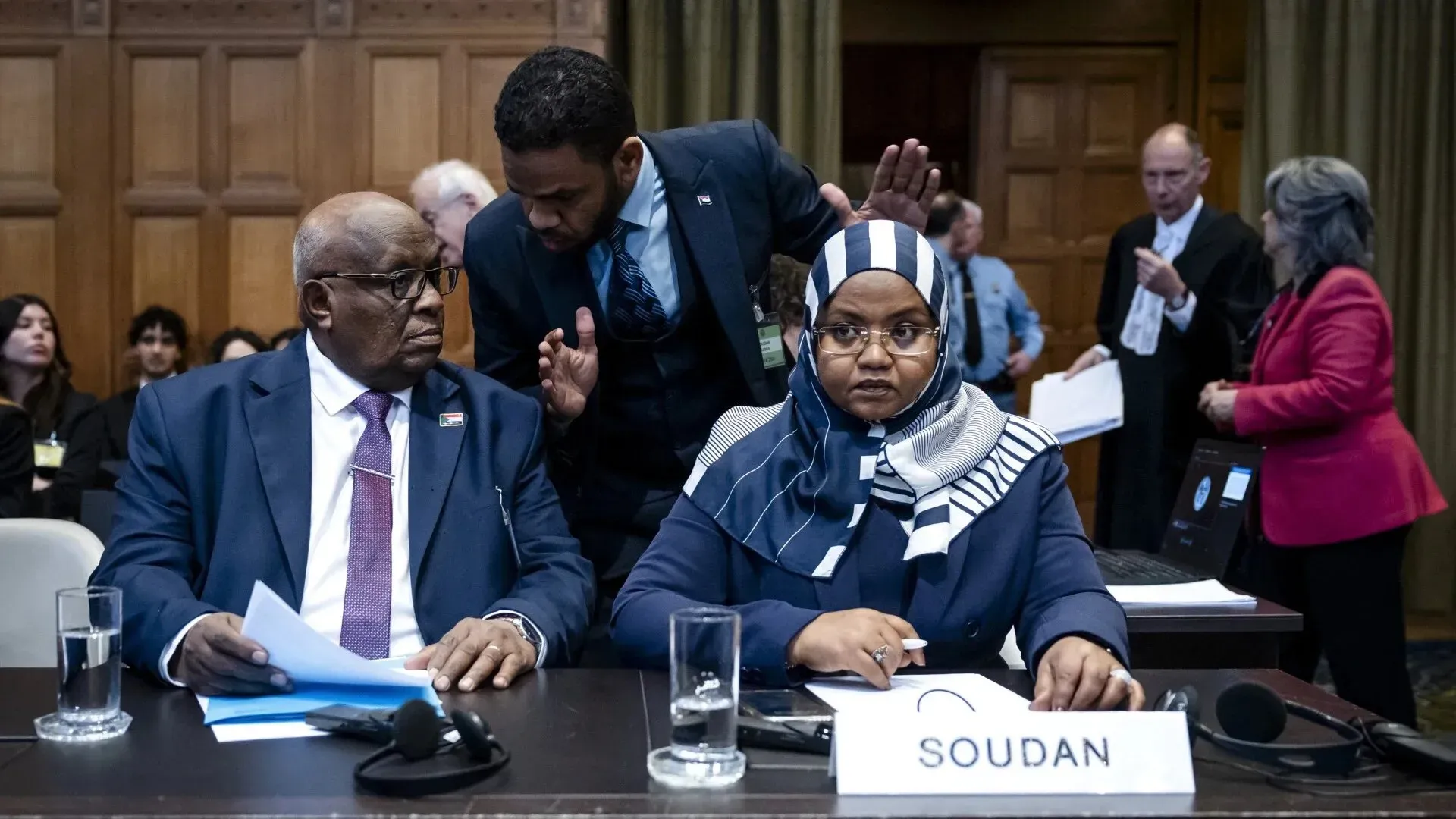 جلسة استماع في محكمة العدل الدولية حيث يمثل السودان، مع ظهور مسؤولين سودانيين في المقدمة، في قضية تتعلق بالإبادة الجماعية في دارفور.
