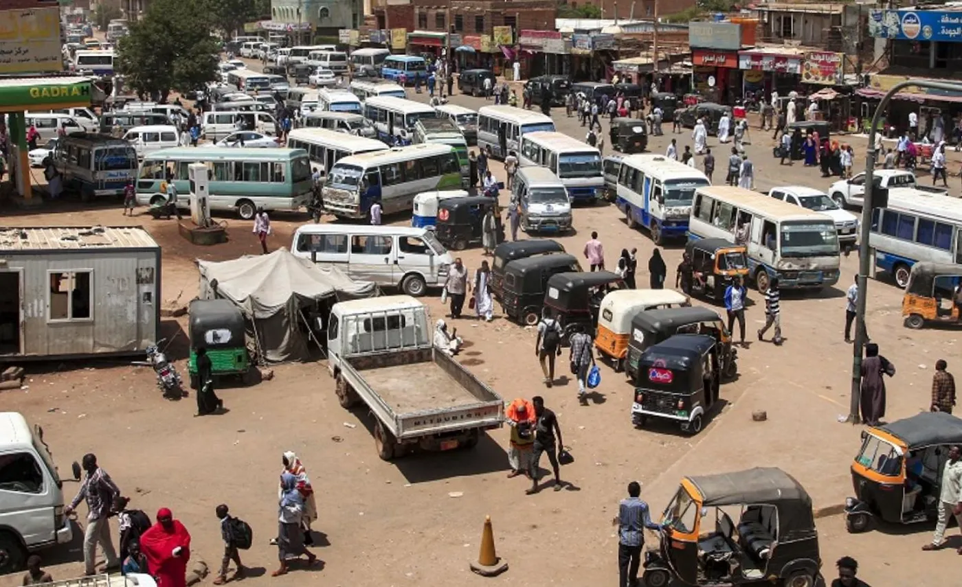 أخبار عاجلة عن استعادة القوات المسلحة السودانية السيطرة على المطار في الخرطوم بعد انسحاب قوات الدعم السريع.