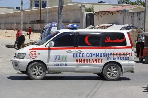 سيارة إسعاف تحمل شعار مستشفى دوكو المجتمعي في مقديشو، في موقع الهجوم الانتحاري الذي أسفر عن مقتل وإصابة العديد من المجندين.