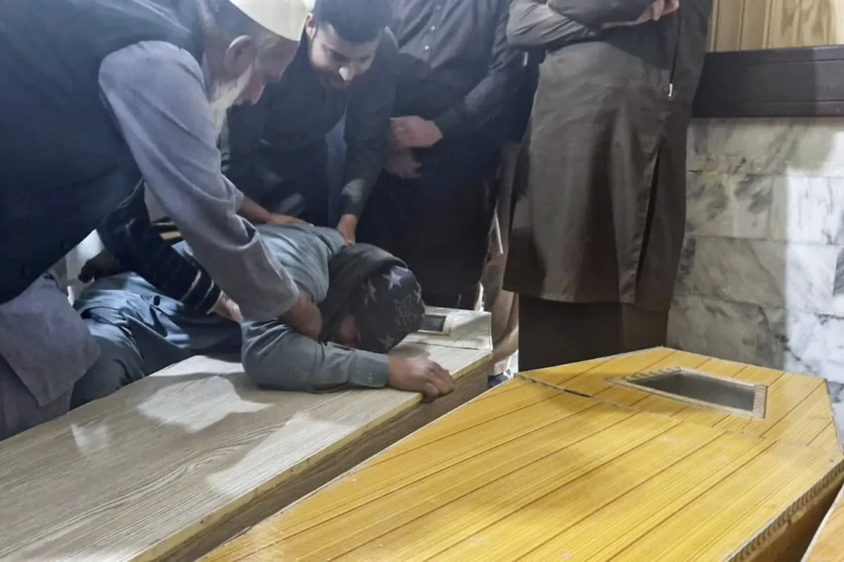 أشخاص يعبّرون عن حزنهم بجانب جثمان رجل دين قُتل في تفجير انتحاري بمسجد في باكستان، وسط أجواء من الحزن والصدمة.