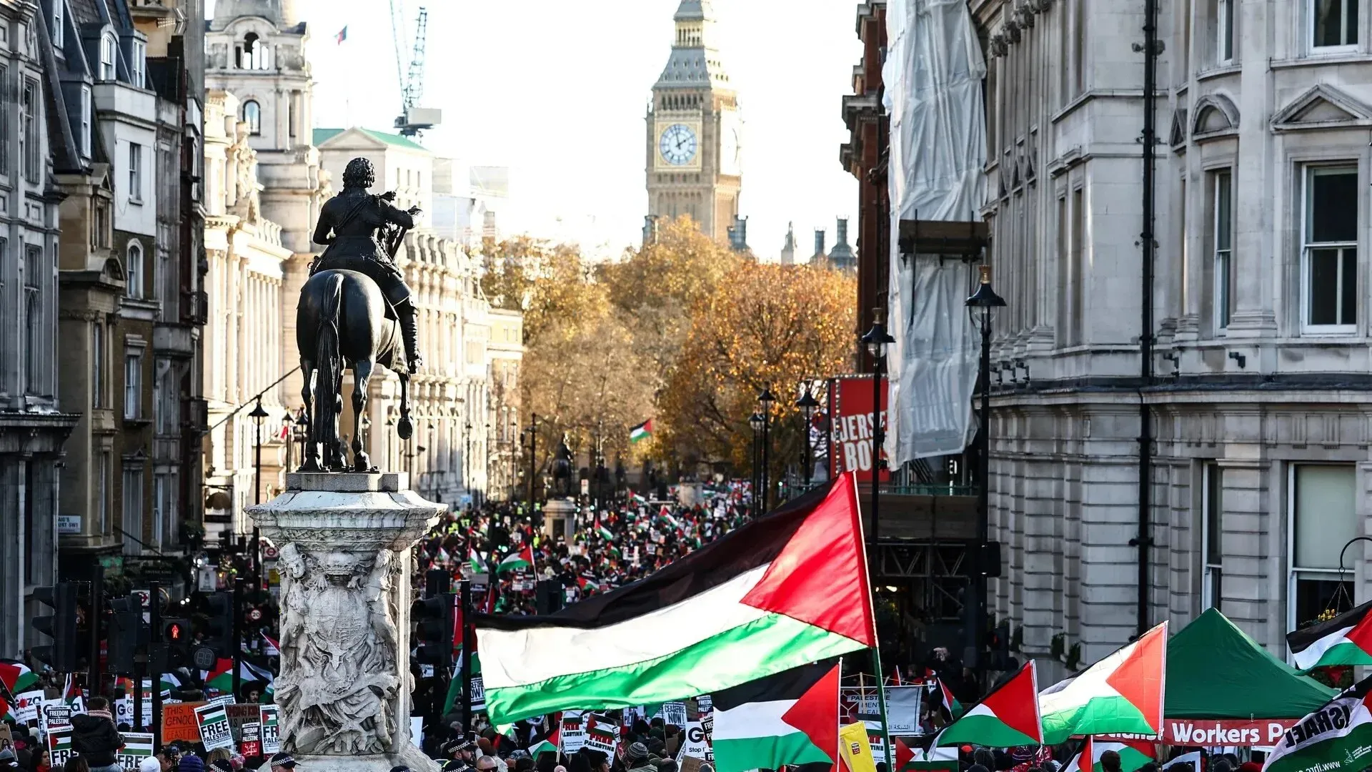 مظاهرة حاشدة في لندن لدعم القضية الفلسطينية، تظهر فيها أعلام فلسطين مع معالم شهيرة مثل ساعة بيغ بن.