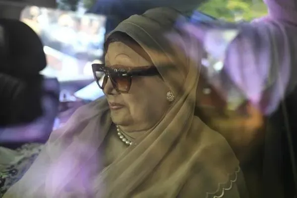 خالدة ضياء، زعيمة حزب بنغلاديش القومي، تظهر في سيارة مع نظارات شمسية، وسط أجواء سياسية متوترة في دكا.
