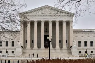 مبنى المحكمة العليا الأمريكية، حيث يُتوقع أن تصدر المحكمة حكمًا بشأن قانون حيازة الأسلحة لمتعاطي الماريجوانا.