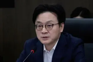 وزير التجارة الكوري الجنوبي كيم جونغ كوان يتحدث خلال مؤتمر، مع التركيز على تأثير الرسوم الجمركية الأمريكية على الشركات الكورية.