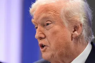 تظهر الصورة ترامب أثناء حديثه، مع تعبيرات وجه تعكس الغضب بعد قرار المحكمة العليا بإلغاء تعريفاته الجمركية.