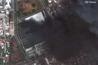 صورة جوية تظهر منطقة مظلمة مع دخان كثيف تغطي جزءًا من مكسيكو سيتي، تشير إلى أحداث عنف مرتبطة بعمليات مكافحة المخدرات.