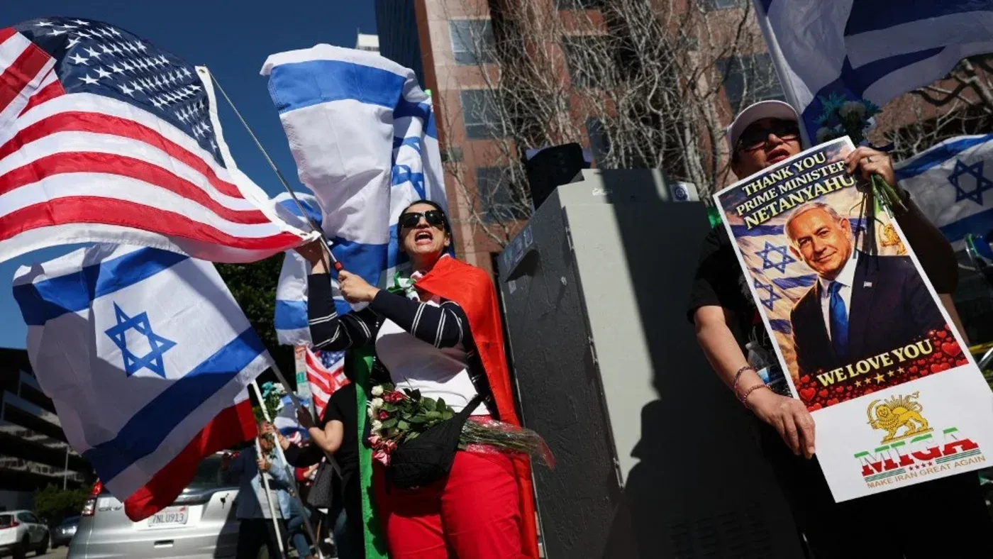متظاهرون يحملون أعلام إسرائيلية وأمريكية، مع لافتة تدعم رئيس الوزراء نتنياهو، في سياق تزايد الانتقادات تجاه السياسة الإسرائيلية في الولايات المتحدة.