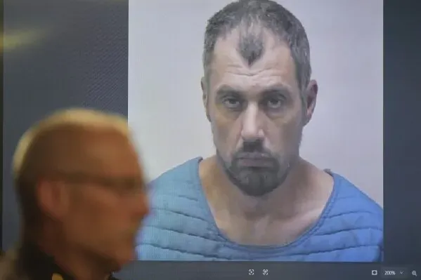 رجل متهم بطعن 11 شخصًا في متجر وول مارت، يظهر في صورة محكمة، مع ملامح تعكس توتره وقلقه.