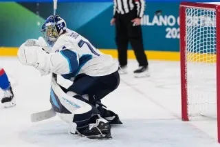 حارس مرمى منتخب فنلندا يتصدى لكرات الهوكي خلال مباراة في أولمبياد ميلانو 2026، مع التركيز على حماس المنافسة بين السويد وفنلندا.