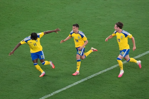 يحتفل لاعبو منتخب السويد بعد تسجيل ياسين أياري هدفه الثاني في مباراة كأس العالم ضد تونس، معبرين عن الفرح والتضامن.