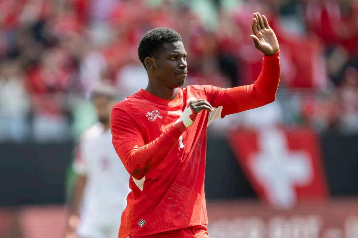 المهاجم السويسري Breel Embolo يرتدي زي المنتخب ويحيي الجماهير، وسط أجواء حماسية قبل كأس العالم.