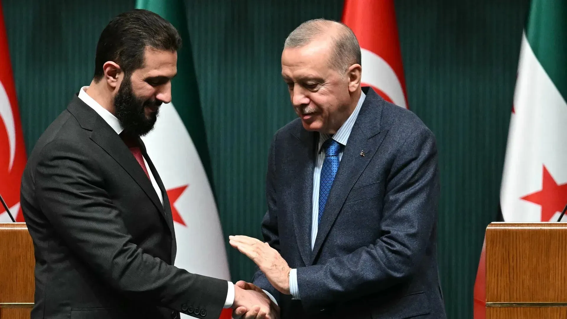 اجتماع بين أحمد الشرع، رئيس الحكومة السورية المؤقتة، ورجب طيب أردوغان، رئيس تركيا، في إطار تعزيز التعاون الدفاعي بين البلدين.
