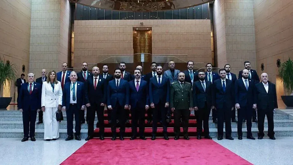تشكيلة الحكومة السورية الجديدة تضم 23 وزيرًا، تشمل أعضاء من الأقليات الدينية، خلال حفل رسمي في قاعة فاخرة.