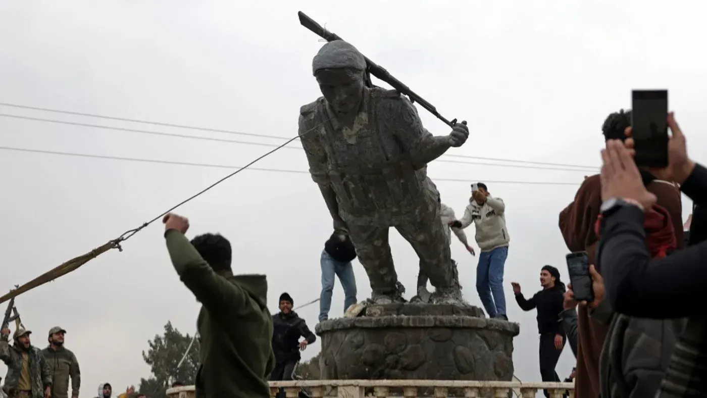 متظاهرون يزيلون تمثالًا لمقاتل كردي في شمال شرق سوريا، في سياق التوترات المتزايدة بعد اتفاق وقف إطلاق النار بين الحكومة السورية وقوات سوريا الديمقراطية.