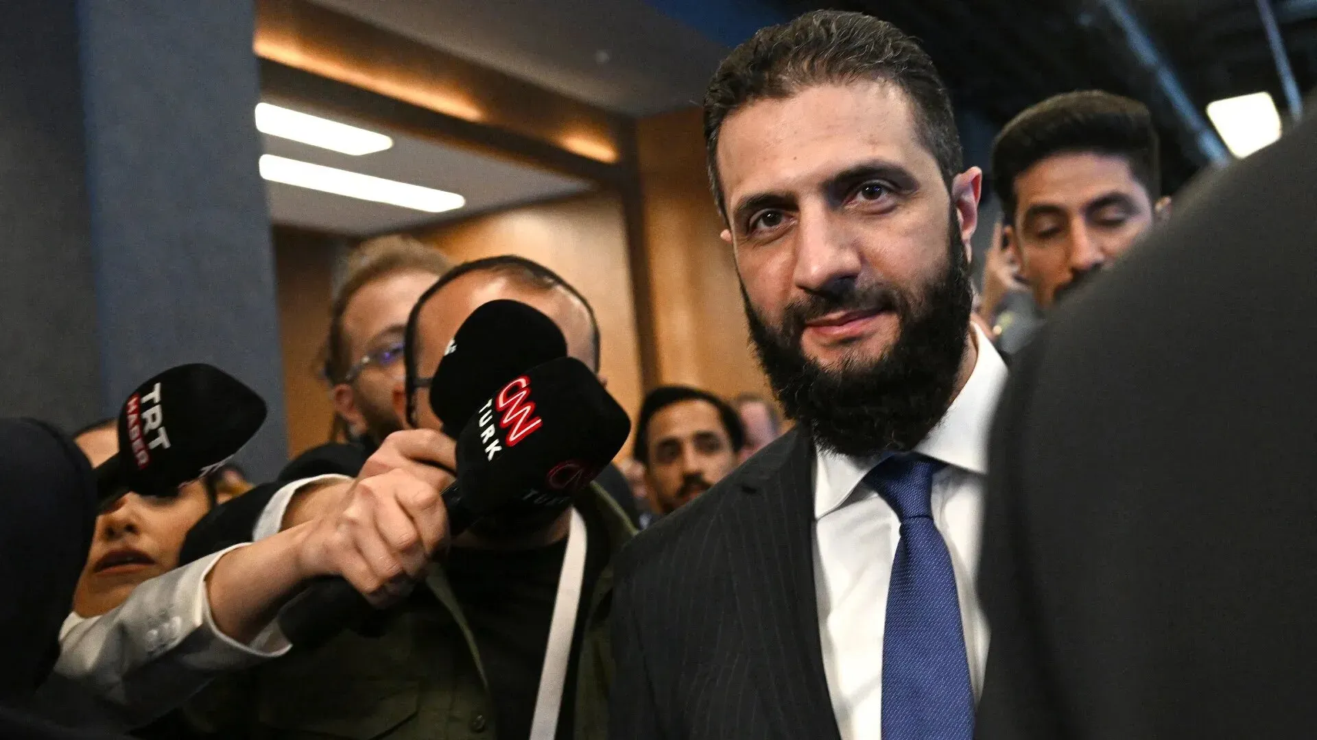 اجتماع الرئيس السوري أحمد الشرع مع نظيره الأذربيجاني إلهام علييف في منتدى أنطاليا، حيث ناقشا استعادة قطاع النفط والغاز في سوريا.