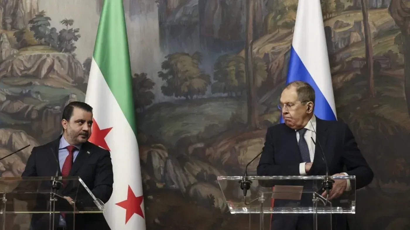 وزير الخارجية السوري أسعد الشيباني يتحدث مع نظيره الروسي سيرغي لافروف خلال مؤتمر صحفي في موسكو، مع العلميات العسكرية الروسية في سوريا.