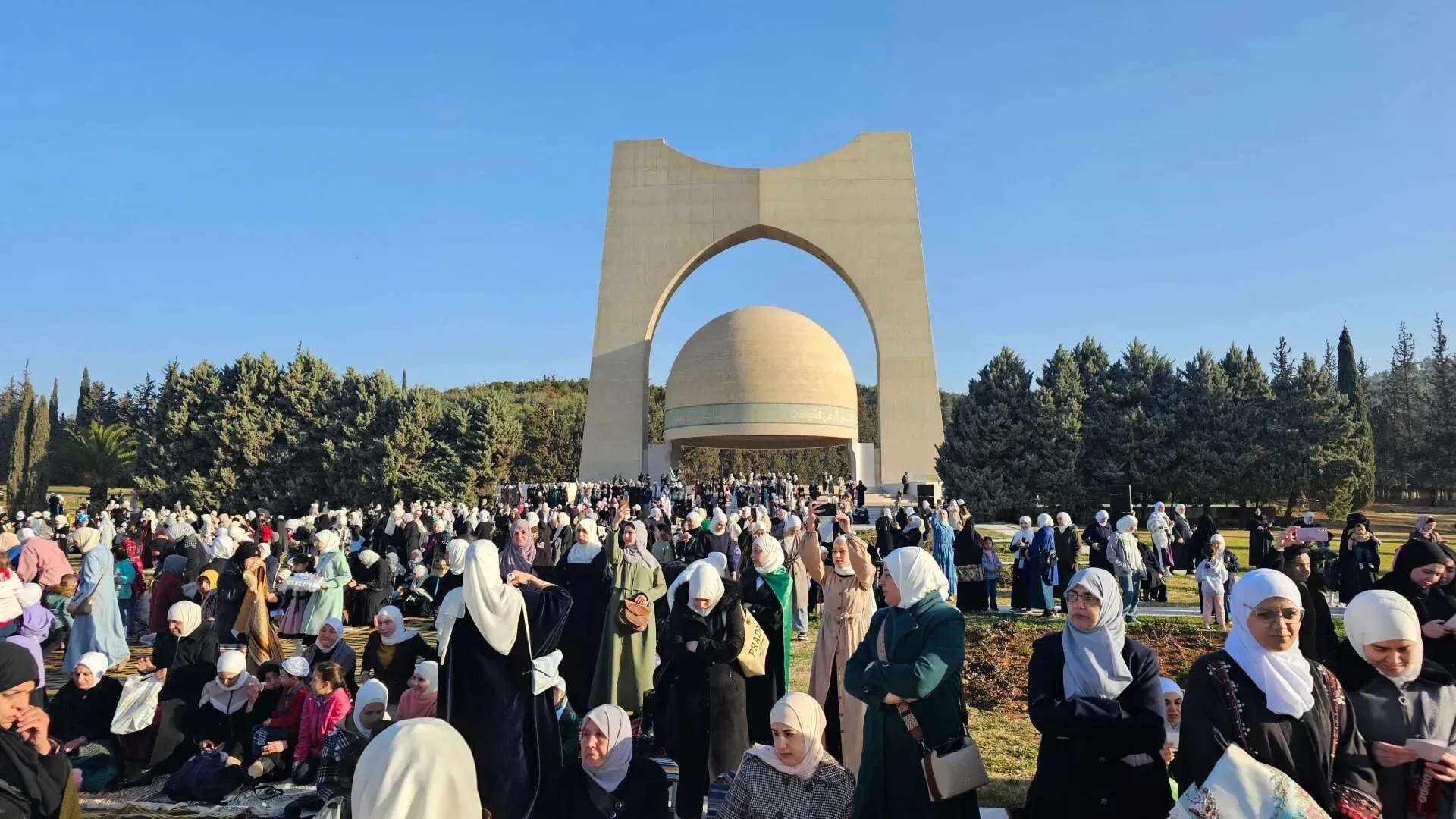 احتشاد آلاف السوريين في قبر الجندي المجهول بدمشق لأداء صلاة عيد الفطر، حيث يعكس المشهد بداية عهد جديد بعد سنوات من الصراع.