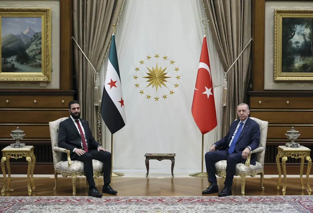 أحمد الشرع، الرئيس السوري المؤقت، يجلس مع الرئيس التركي رجب طيب أردوغان في القصر الرئاسي بأنقرة، حيث تركز المحادثات على الأمن والاقتصاد.