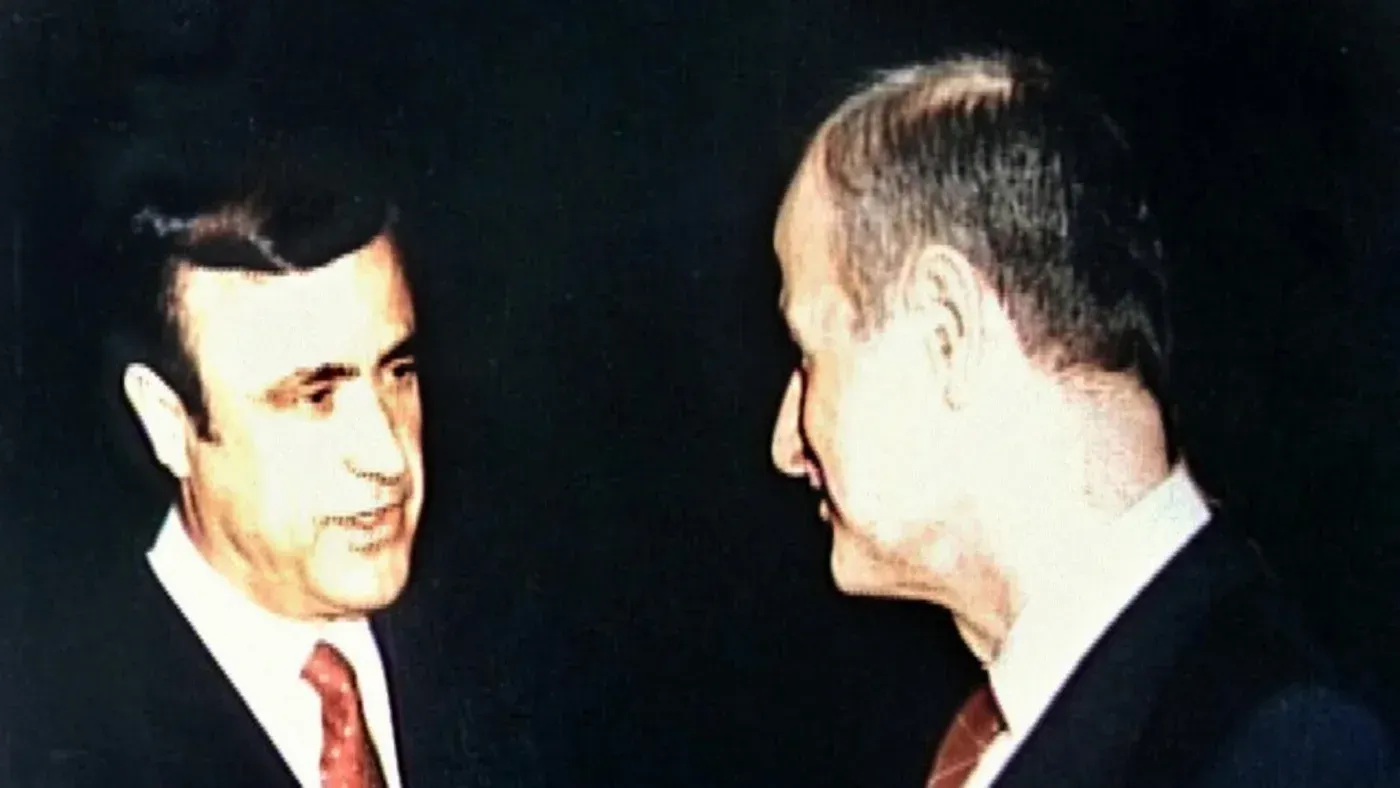 رفعت الأسد يتحدث مع بشار الأسد في صورة تاريخية، حيث يُعرف الأول بلقب "جزار حماة" لدوره في قمع الانتفاضة في 1982.