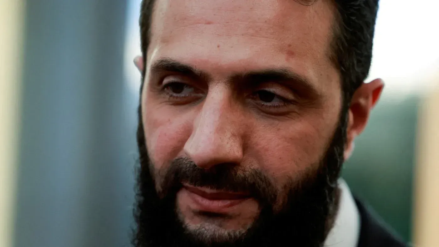 أحمد الشرع، الزعيم السوري، يتحدث عن مكالمة هاتفية مع الرئيس التركي أردوغان إثر فوزه وممارسة تركيا لدعم المعارضة السورية.