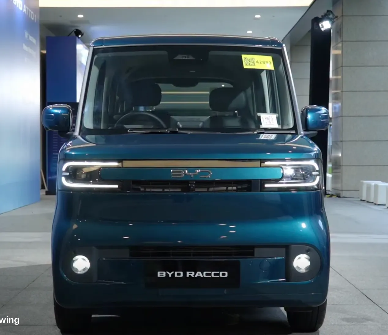 سيارة BYD RACCO الكهربائية الصغيرة بتصميم مربع مخصص لفئة "كي" اليابانية، مع إضاءة LED أمامية حديثة وشعار BYD بارز.