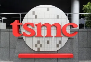 شعار شركة TSMC أمام مبنى الشركة، تعبير عن استثماراتها الضخمة في تصنيع الرقائق الإلكترونية وتوسيع طاقتها الإنتاجية في الولايات المتحدة.