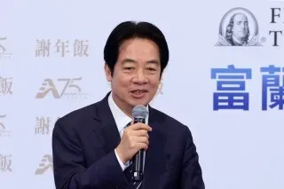 الرئيس التايواني لاي تشينغ-تي يتحدث في مؤتمر صحفي، مع التركيز على التوترات السياسية وتأثير الضغوط الصينية على العلاقات الدولية.