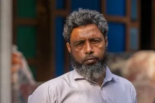 رجل بنغالي يتحدث عن تجربته القاسية في روسيا بعد استدراجه للعمل، حيث أُجبر على القتال في الحرب الأوكرانية.