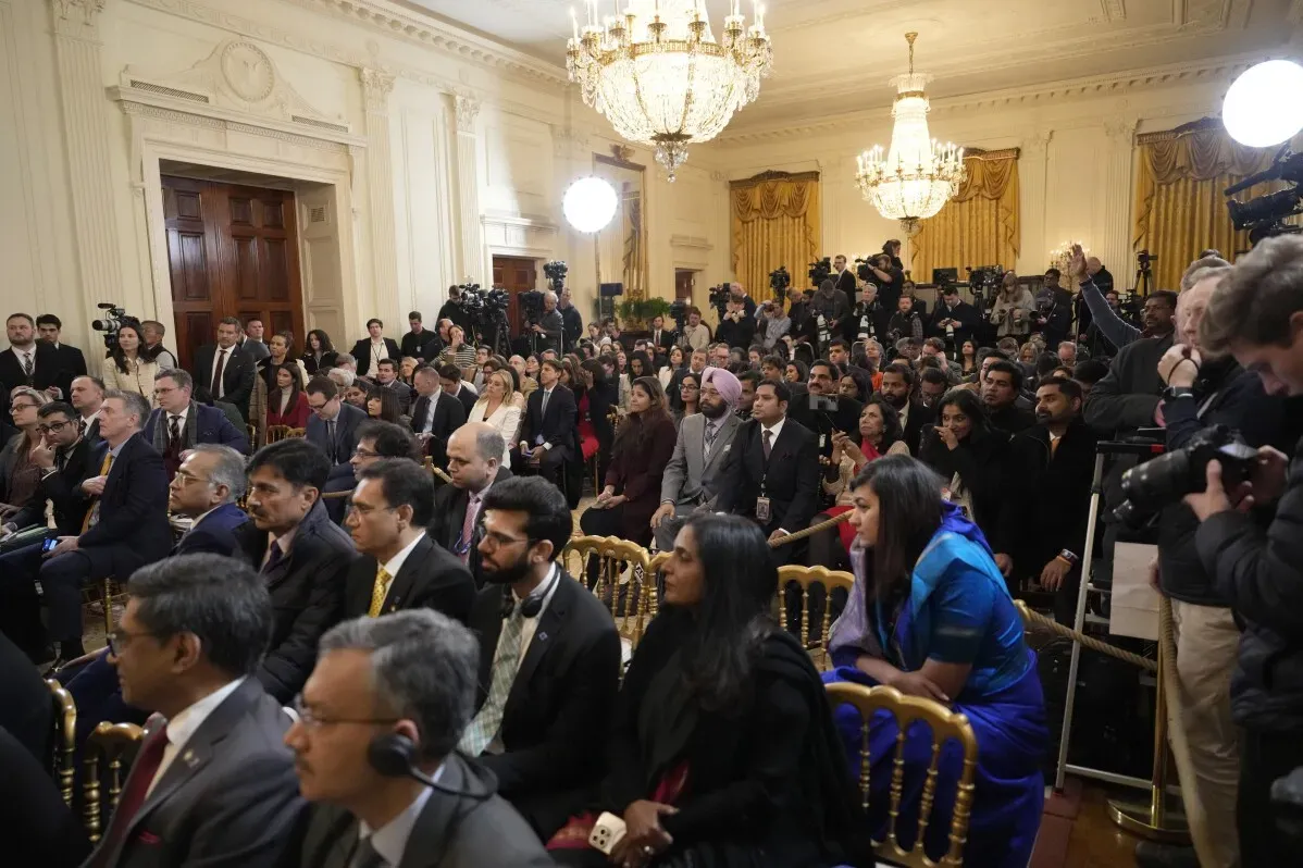 اجتماع بين رئيس الوزراء الهندي ناريندرا مودي والرئيس الأمريكي دونالد ترامب في البيت الأبيض، مع حضور عدد كبير من الصحفيين والمراقبين.