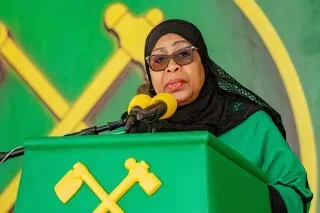 الرئيسة سامية سولوهو حسن تتحدث خلال مؤتمر صحفي، مع خلفية شعار الحزب الحاكم، بعد أحداث العنف التي أعقبت الانتخابات في تنزانيا.