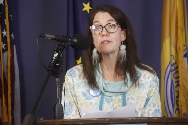 مديرة بلدية أنكوراج، بيكي ويندت بيرسون، تتحدث في مؤتمر صحفي حول جهود إيواء النازحين بعد إعصار هالونج.