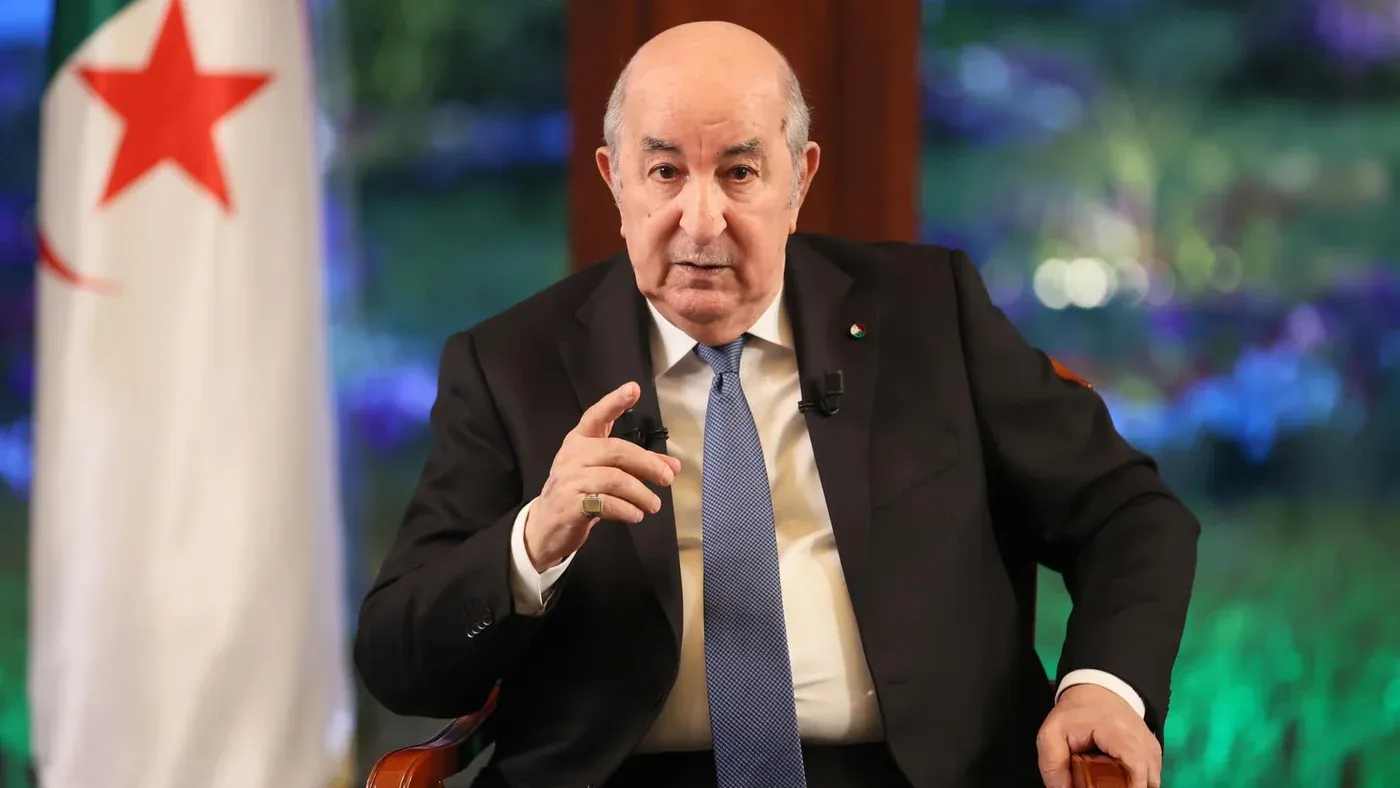 الرئيس الجزائري عبد المجيد تبون يتحدث في مقابلة تلفزيونية مؤكدًا دعم الجزائر لتونس ضد التهديدات الأمنية.