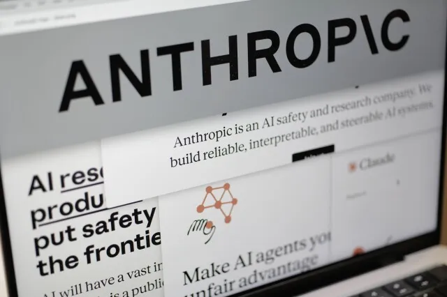 شاشة تعرض موقع شركة Anthropic، المتخصصة في سلامة الذكاء الاصطناعي، مع نصوص تتعلق بمبادئ الأخلاق والابتكار في التقنية.