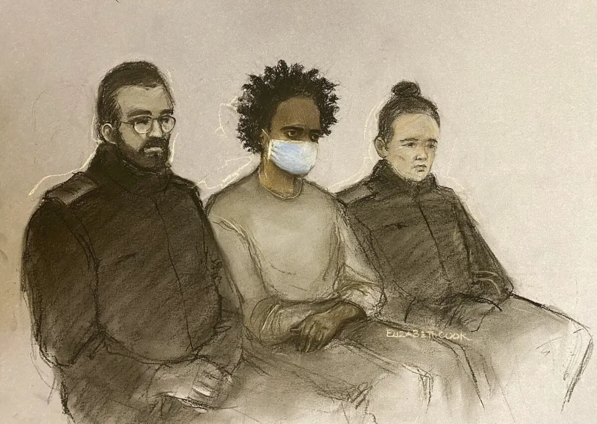 رسم تخطيطي لثلاثة أفراد أثناء جلسة استماع في محكمة ليفربول، حيث يُحاكم أكسل روداكوبانا بتهم تتعلق بطعن فتيات صغيرات.